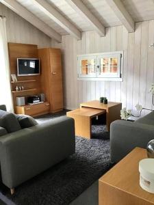 uma sala de estar com um sofá e uma mesa em Bim Bühlmättli 4 Bett Wohnung - b48629 em Grindelwald