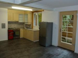 uma cozinha com um frigorífico de aço inoxidável num quarto em EmmeCottage - b48613 em Trubschachen