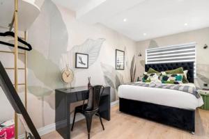 sypialnia z łóżkiem i biurkiem w obiekcie Comfortable and Spacious flat w mieście Cowley