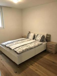 um quarto com uma cama e piso em madeira em Ferienwohnung Diala - b48608 em Lenz