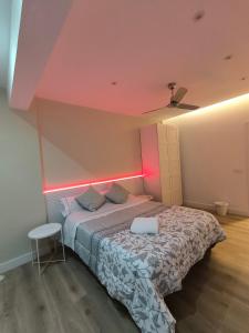 una camera da letto con un letto con luci rosa di HABITACIÓN EN VIVIENDA CENTRICA BILBAo 18 a Bilbao