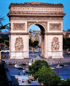a large monument in the middle of a city at Appartement entier à Neuilly-sur-Seine in Neuilly-sur-Seine