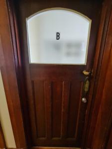 una puerta con la letra b en ella en Dunedin City Centre Apartment Room B, en Dunedin
