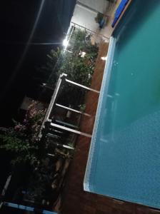 una imagen de una piscina por la noche con luz en Fazendinha en Itapuranga