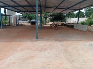ein großer leerer Parkplatz mit einer Stange in der Mitte in der Unterkunft Fazendinha in Itapuranga