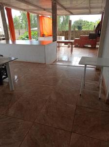 uma grande sala com mesas e mesas e um piso em Fazendinha em Itapuranga