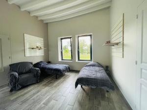 ein Wohnzimmer mit einem Sofa und 2 Fenstern in der Unterkunft Gîte La Flèche, 2 pièces, 4 personnes - FR-1-410-412 in La Flèche