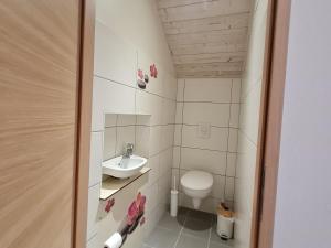 Fotografia z galérie ubytovania Superbe appartement lumineux avec terrasse, 3 chambres, proche des commerces et stations de ski - FR-1-589-431 v destinácii Le Thillot