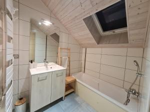Fotografia z galérie ubytovania Superbe appartement lumineux avec terrasse, 3 chambres, proche des commerces et stations de ski - FR-1-589-431 v destinácii Le Thillot