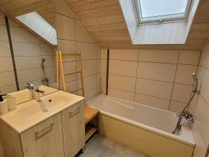 Fotografia z galérie ubytovania Superbe appartement lumineux avec terrasse, 3 chambres, proche des commerces et stations de ski - FR-1-589-431 v destinácii Le Thillot
