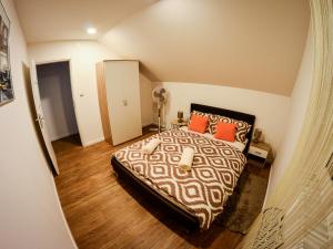 um quarto com uma cama grande e almofadas laranja em Holiday house with a swimming pool Sveti Ivan Zelina, Prigorje - 21973 em Donja Zelina