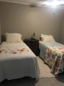 - une chambre avec 2 lits et une table avec un couvre-lit dans l'établissement Nice & Spacious House in Silsbee w/ Self Check-in, à Silsbee