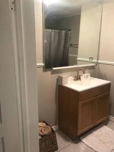 bagno con lavandino e specchio di Nice & Spacious House in Silsbee w/ Self Check-in a Silsbee