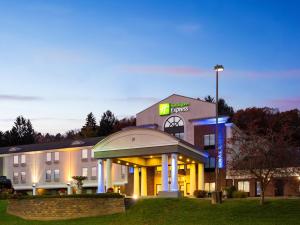 ein Hotel vor einem Gebäude in der Nacht in der Unterkunft Holiday Inn Express Meadville (I-79 Exit 147a), an IHG Hotel in Meadville