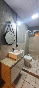 ein Badezimmer mit Waschbecken und Toilette in der Unterkunft Breeze Floripa - Campeche in Florianópolis + 47 Fotos