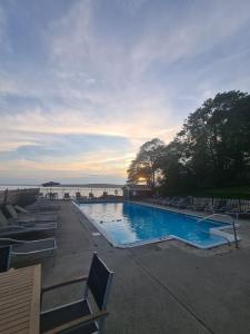Bazén v ubytování Smuggler's Cove Inn nebo v jeho okolí
