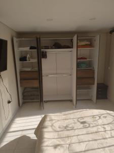 1 dormitorio con armarios blancos y 1 cama en una habitación en Casa confortable 3 min del centro de Funza zona de tranquilidad, en Funza