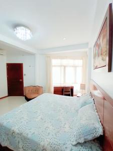 Una cama o camas en una habitación de D'eluxe Hotel Talara ubicado a 5 minutos del aeropuerto y a 8 minutos del Centro Civico