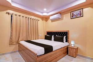 a bedroom with a large bed in a room at Super Collection O Hotel Mahal in Kolkata