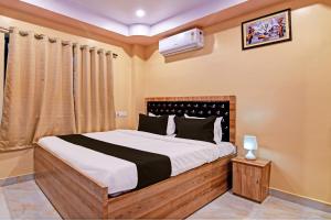 um quarto com uma cama num quarto com uma janela em Super Collection O Hotel Mahal em Calcutá