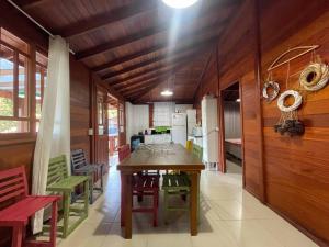 cocina con mesa y sillas en una habitación en Cabana Exclusiva: Recarregue suas Energias, en Camboriú
