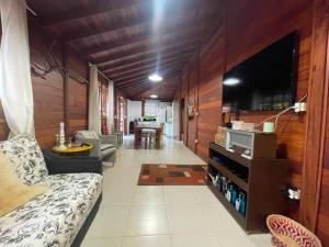 sala de estar con sofá y TV de pantalla plana en Cabana Exclusiva: Recarregue suas Energias, en Camboriú
