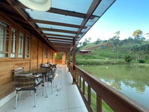 un porche de una casa con mesa y sillas en Cabana Exclusiva: Recarregue suas Energias, en Camboriú