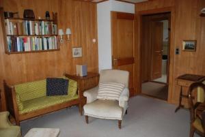 - un salon avec une chaise et une étagère dans l'établissement Tournelle 8 Bett Wohnung - b48643, à Grindelwald