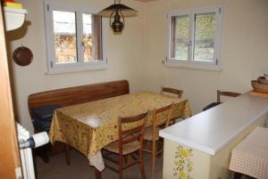 - une cuisine avec une table, une table et des chaises dans l'établissement Tournelle 8 Bett Wohnung - b48643, à Grindelwald