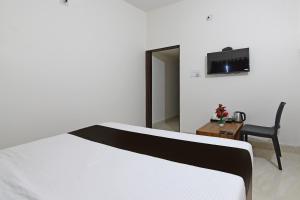 OYO Hotel Bijaya Premium tesisinde bir odada yatak veya yataklar