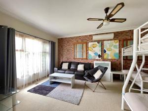 Ruang duduk di Sunryes Beach House