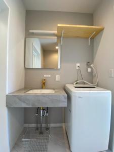 y baño con lavabo y espejo. en THE LAND HOTEL - Vacation STAY 89073v, en Arao