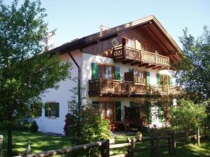 une maison avec des balcons sur son côté dans l'établissement Komfortable Ferienwohnung in Bad Bayersoien - b48676, à Bad Bayersoien