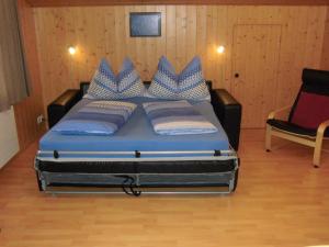 Tempat tidur dalam kamar di Ferienwohnung Nägeliplatten - b48644