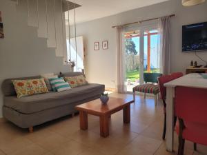 sala de estar con sofá y mesa en Marina El Condor en Balneario El Cóndor