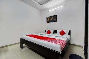 Postelja oz. postelje v sobi nastanitve OYO Hotel Real Residency