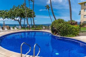 una piscina con vistas al océano en 313 Kanai A Nalu en Maalaea