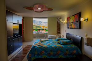 1 dormitorio con cama y ventana grande en HOTEL MONTERREY en Ruiosucio