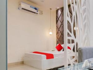 ein kleines Schlafzimmer mit einem Bett und einem Fenster in der Unterkunft Super OYO Hotel Orchid Regency in Ludhiana