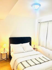 1 dormitorio con 1 cama grande y 2 lámparas en LaVida Exclusive Guest House (Rm #3) en Londres
