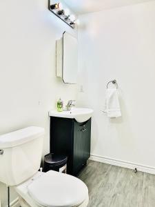 y baño con aseo blanco y lavamanos. en LaVida Exclusive Guest House (Rm #3) en Londres