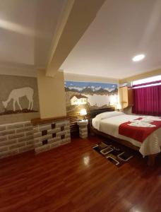 Hotel REY DAVID في أويوني: غرفة نوم بسرير ودهان على الحائط
