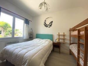 1 dormitorio con 1 cama y 1 litera en Maison Vaux-sur-Mer, 4 pièces, 6 personnes - FR-1-539-51, en Vaux-sur-Mer