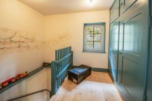 Zimmer mit einer Treppe und einer blauen Tür in der Unterkunft Bahnwärterhaus Eggwald - b48797 in Wassen