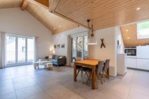 eine Küche und ein Wohnzimmer mit Holzdecke in der Unterkunft Bergliebe - b48774 in Melchtal