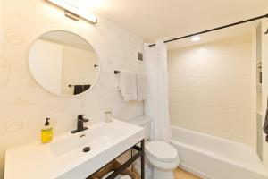 Ένα μπάνιο στο Ocean View Condo - at Magic Sands Beach