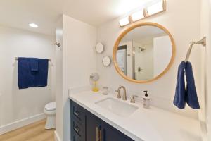 Ένα μπάνιο στο Ocean View Condo - at Magic Sands Beach