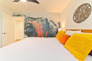 Ένα ή περισσότερα κρεβάτια σε δωμάτιο στο Ocean View Condo - at Magic Sands Beach
