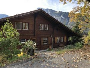 ein großes Holzhaus in den Bergen mit Bäumen in der Unterkunft Ferienwohnung mit Herz - b48778 in Horboden