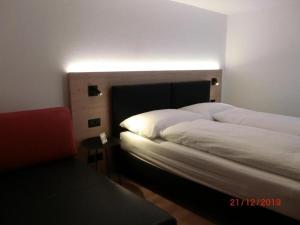 ein Schlafzimmer mit einem Bett mit einer Lampe darüber in der Unterkunft Chalet Raufthubel 2-Zi Apartment - b48763 in Mürren